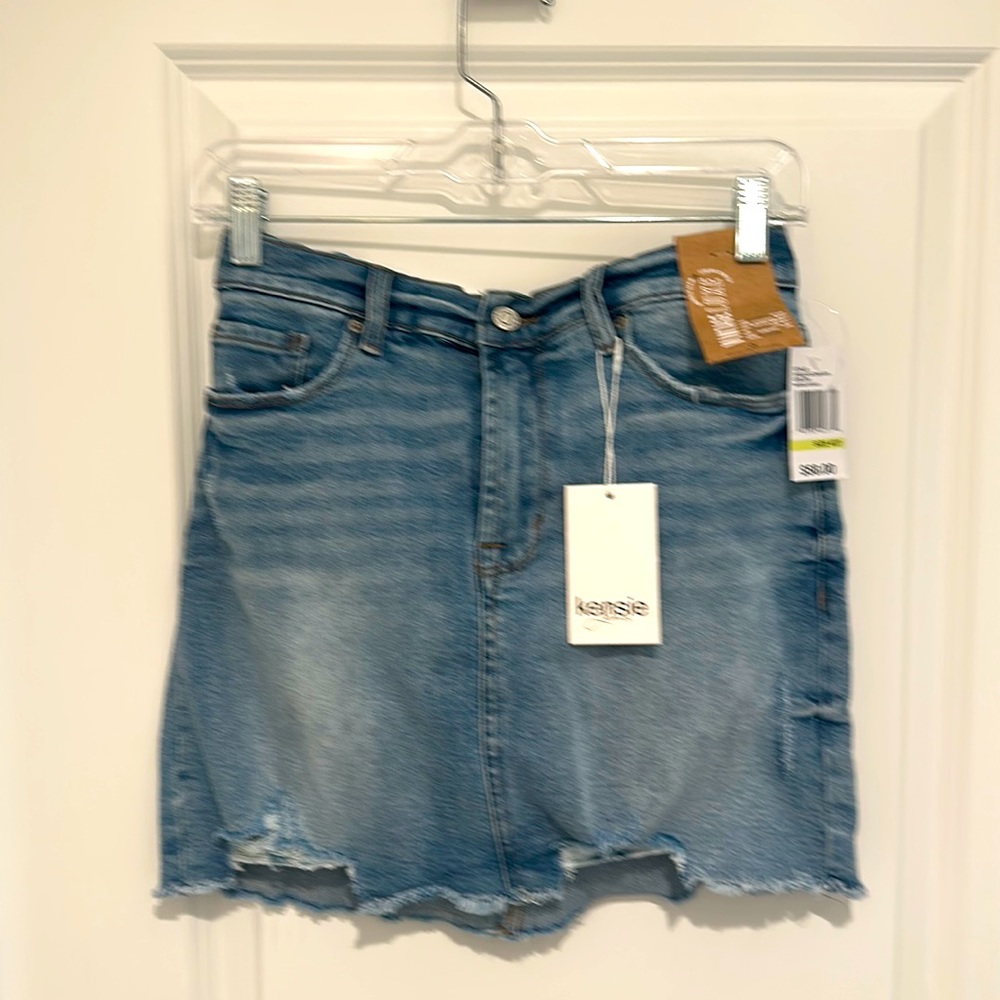 Kensie VintageLuxe distressed denim skirt, size 4 NWT.